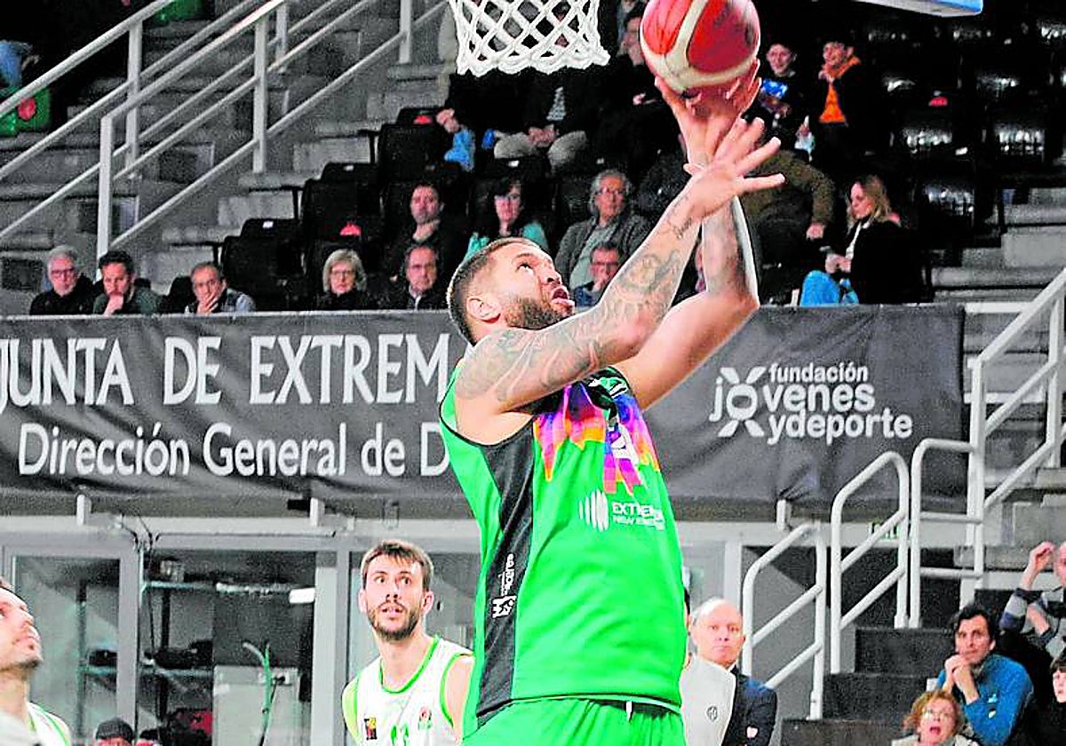 André Dikembe penetra a canasta en el partido ante el Castelló.