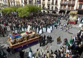 Momento del Encuentro de María Santísima del Rosario y Jesús de la Pasión, en la Plaza Mayor.