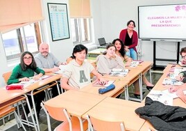 Grupo de alumnos del primer curso de chino de la EOI de Cáceres, que se ha iniciado con 69 alumnos matriculados.