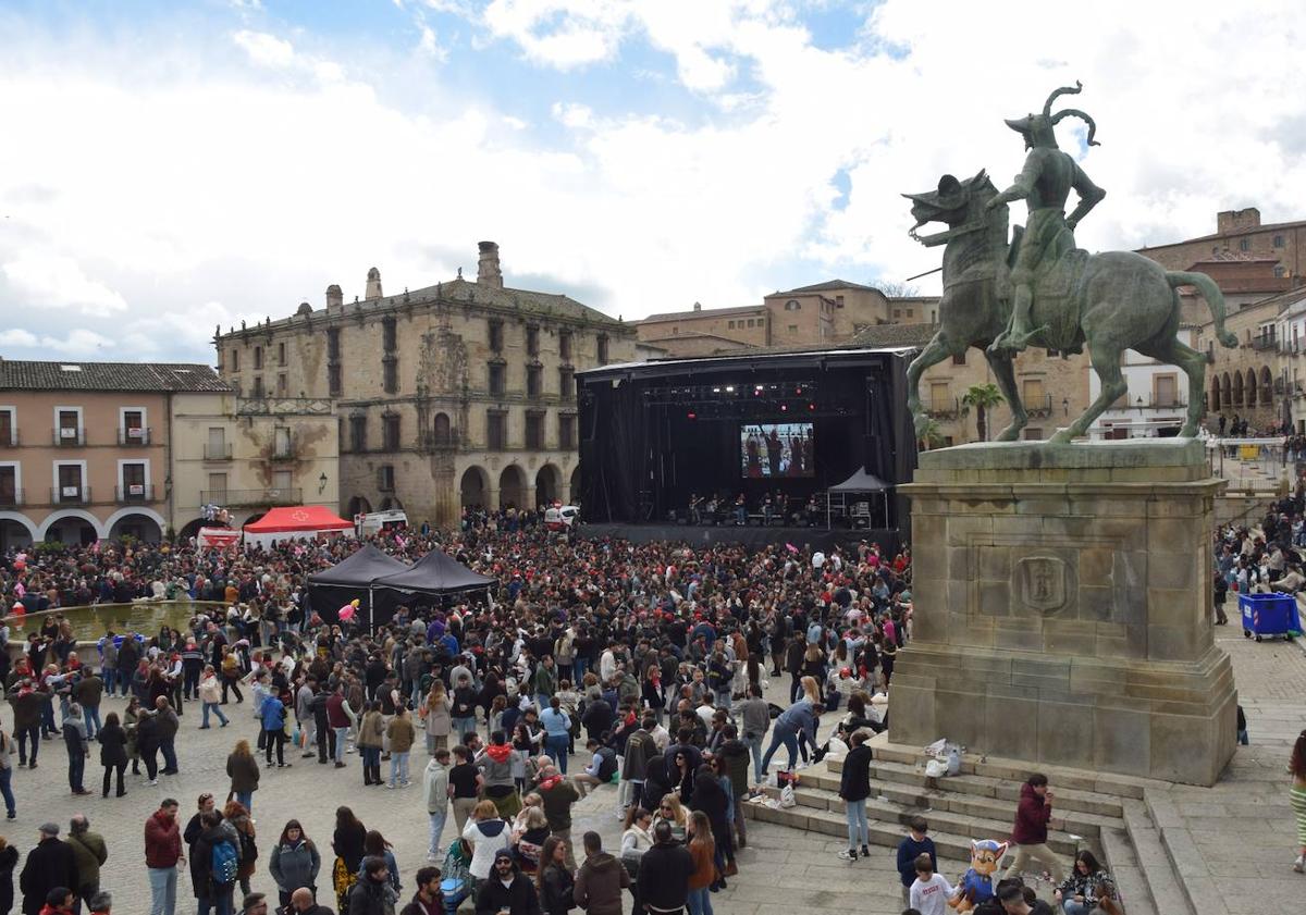 Imagen principal - La bota de vino no puede faltar en esta jornada festiva en Trujillo. 