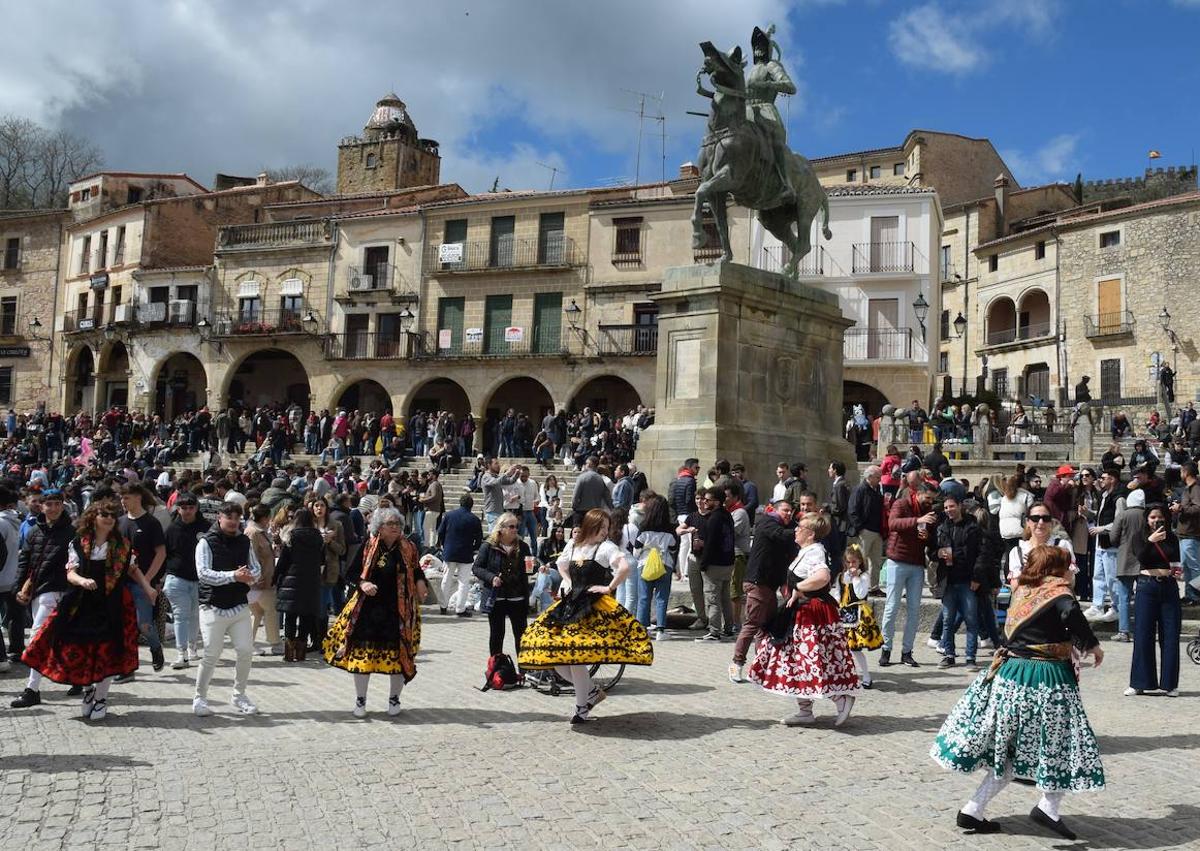 Imagen secundaria 1 - La bota de vino no puede faltar en esta jornada festiva en Trujillo. 