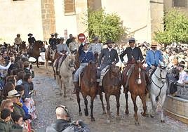 El otro gran protagonista de la romería de Piedraescrita, junto con las carrozas, es el desfile de caballerías, que este año ha contado con unos 250 participantes. Jinetes, amazonas, carretas y caballos pasearon, bailaron y engalanaron Campanario con el porte y la elegancia que les caracteriza.