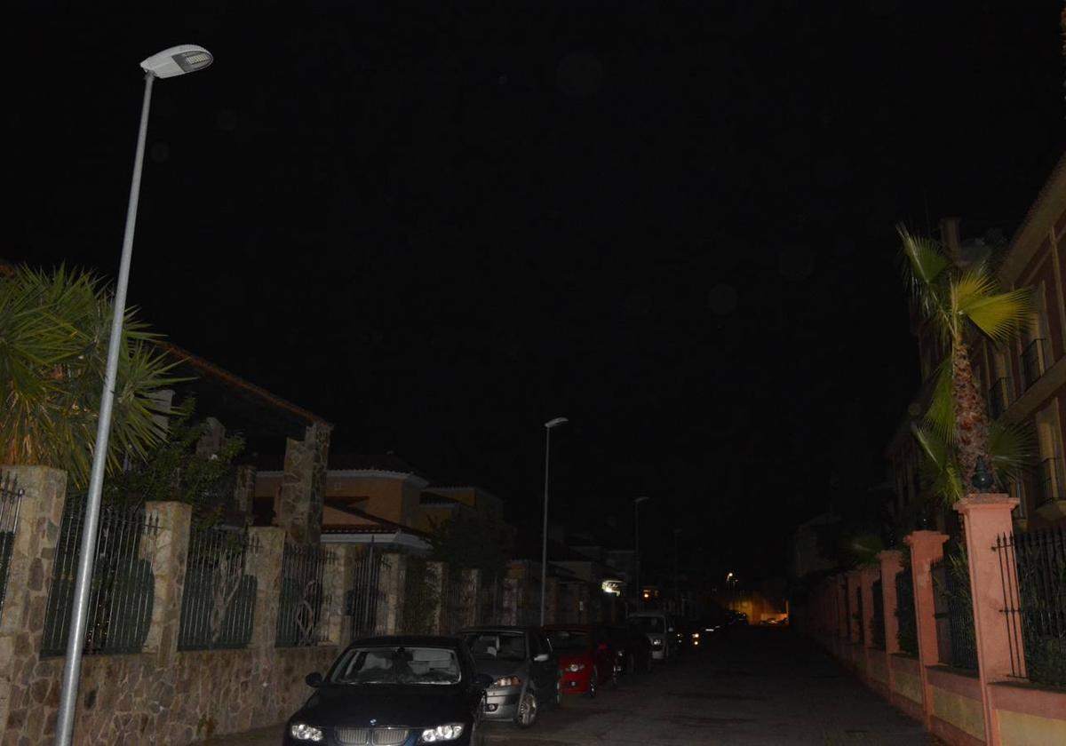 La calle Rafael Ortega sigue a oscuras por cuarta noche consecutiva