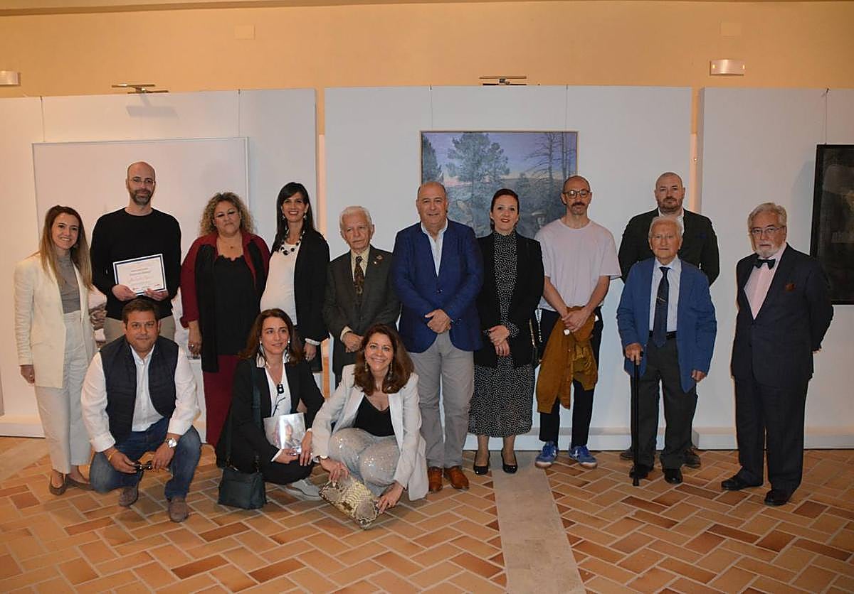 Autoridades y miembros del jurado posan junto a los galardonados de la XLI edición.