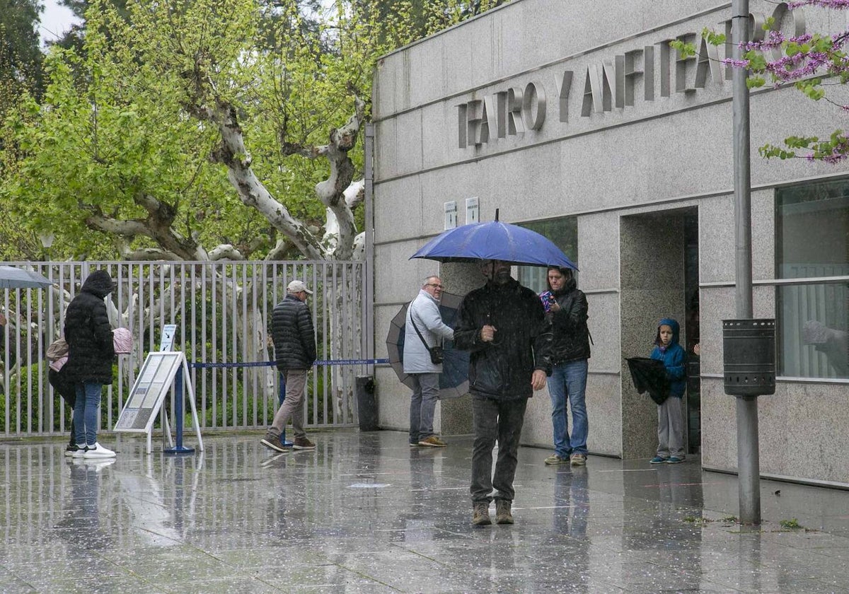 Turistas en el acceso de entrada al Teatro y Anfiteatro Romano de Mérida el pasado miércoles.