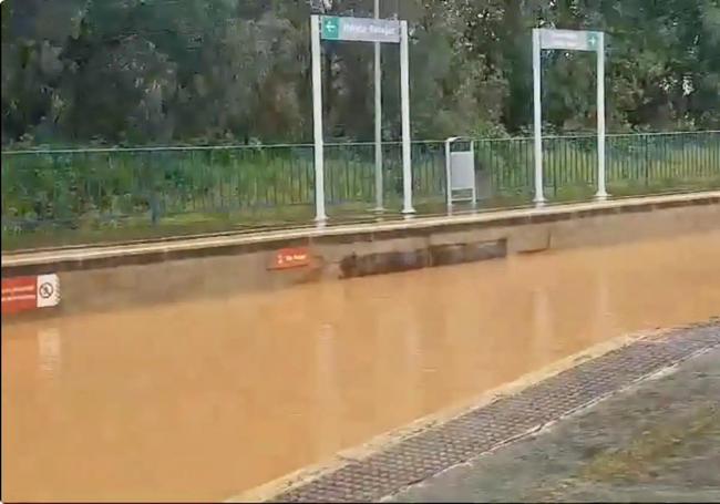 Línea férrea inundada por el desbordamiento de un arroyo en Guadalmez, en el límite de Ciudad Real y la provincia de Badajoz.