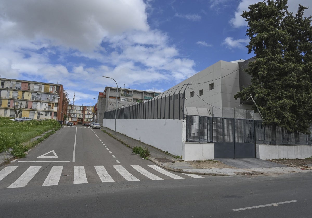 Entrada al Centro de cumplimiento de medidas judiciales Marcelo Nessi, en Badajoz.