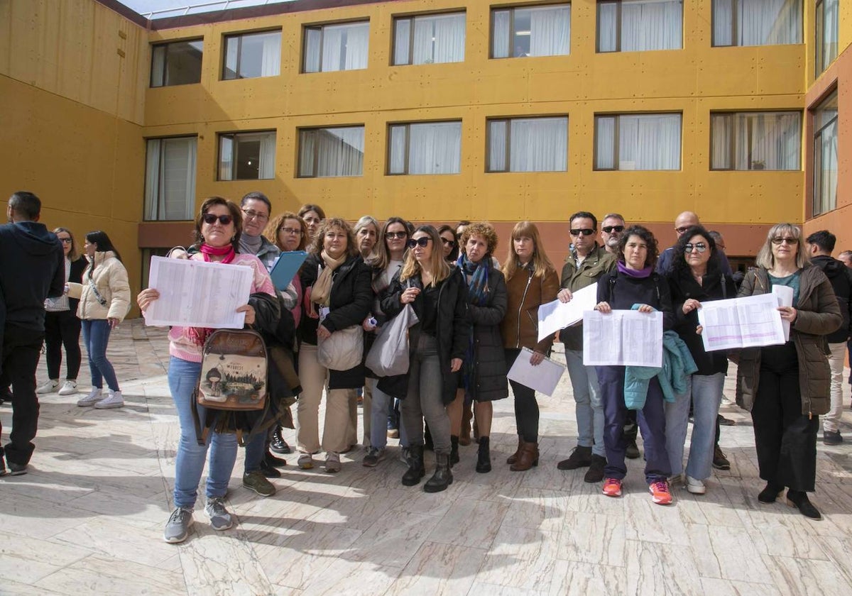 Grupo de auxiliares que se desplazó a Mérida para la elección de sus plazas.