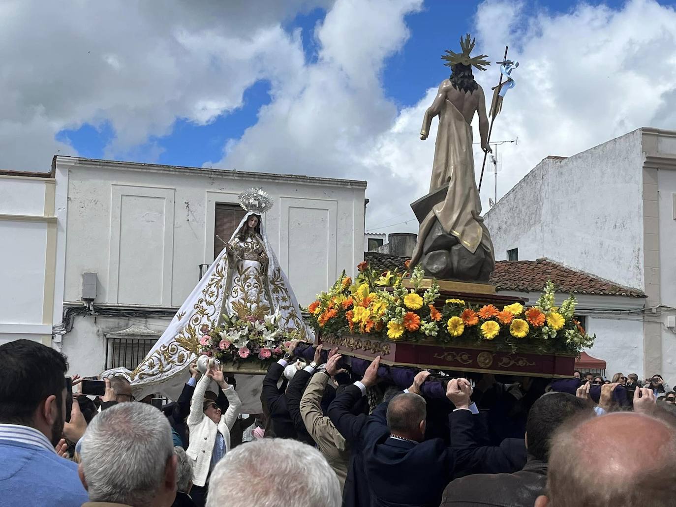 Momento del Encuentro en la plaza de España, el pasado Domingo de Resurrección.