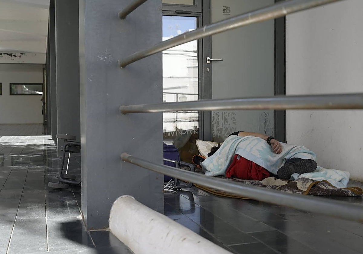 Una persona sintecho durmiendo en Santa Ana.