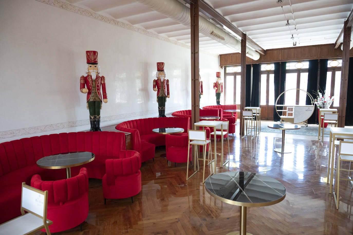 Imágenes del edificio de las Tres Campanas