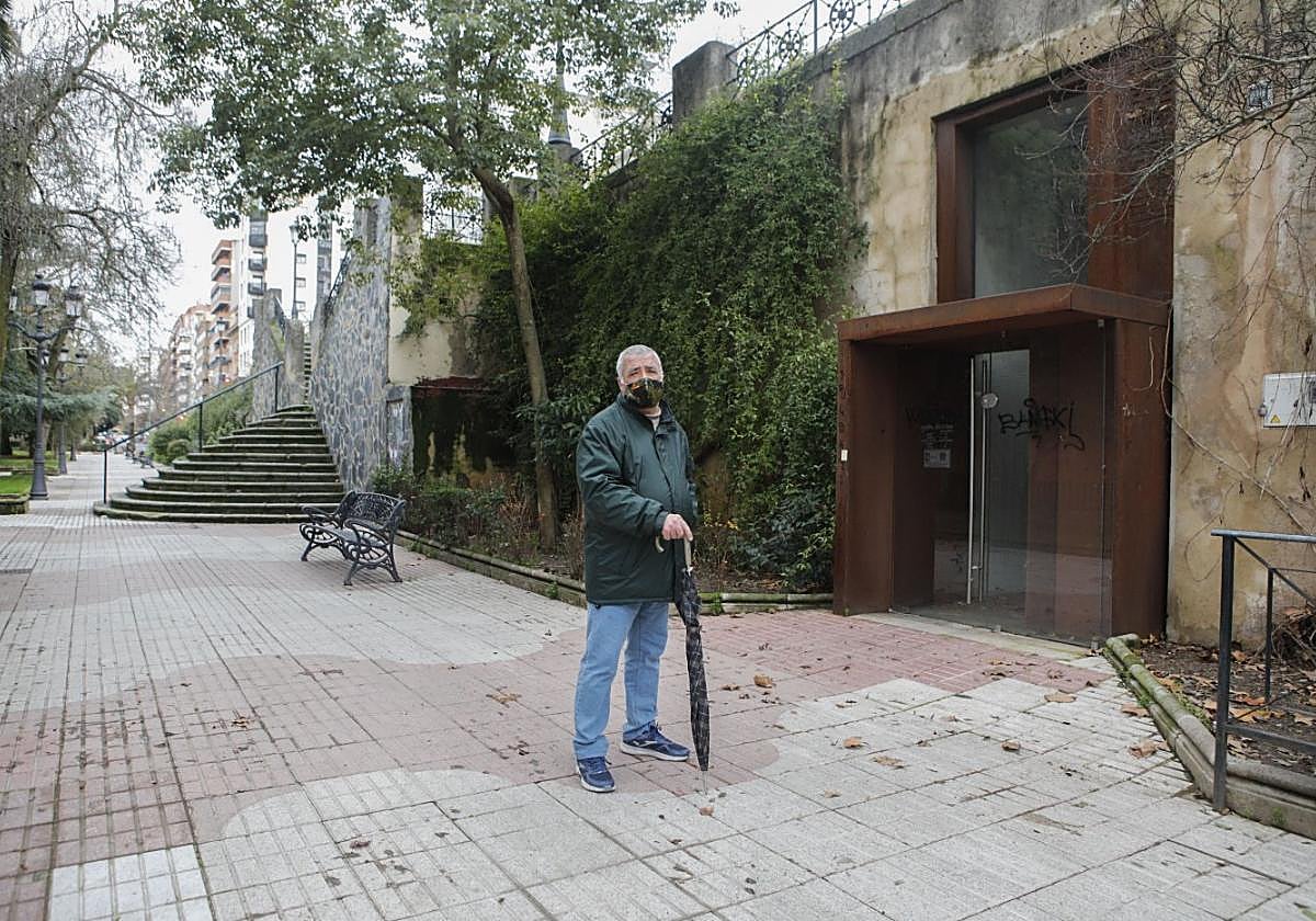 Entrada a los baños públicos del parque Gloria Fuertes.