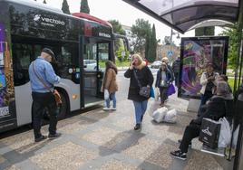 Usuarios del autobús urbano esperan en la parada del Paseo de Roma.