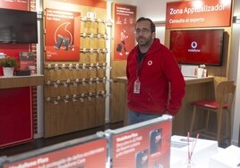Alberto Rodríguez, encargado de la tienda Vodafone de Cáceres donde se produjo el atraco.