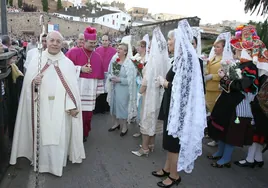 A la izquierda, Monseñor Manuel Monteiro en la bajada de la Virgen de la Montaña del año 2009, cuando era Nuncio del Papa en España.
