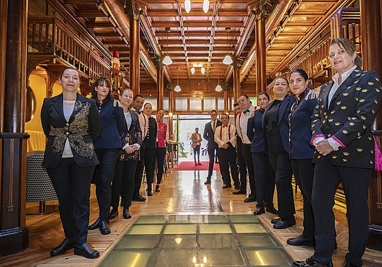 La plantilla de Las Tres Campanas recibe a los clientes en su inauguración.
