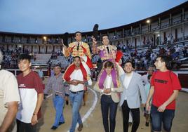 Emilio de Justo y Juan Mora saliendo a hombros el 2 de junio de 2019 en la última corrida de toros celebrada en La Era de los Mártires.