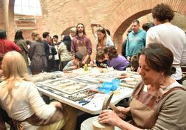 Tallando las teselas para los mosaicos que se hicieron ayer en el Museo Romano.