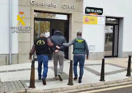 El detenido tras ser arrestado por la Guardia Civil.