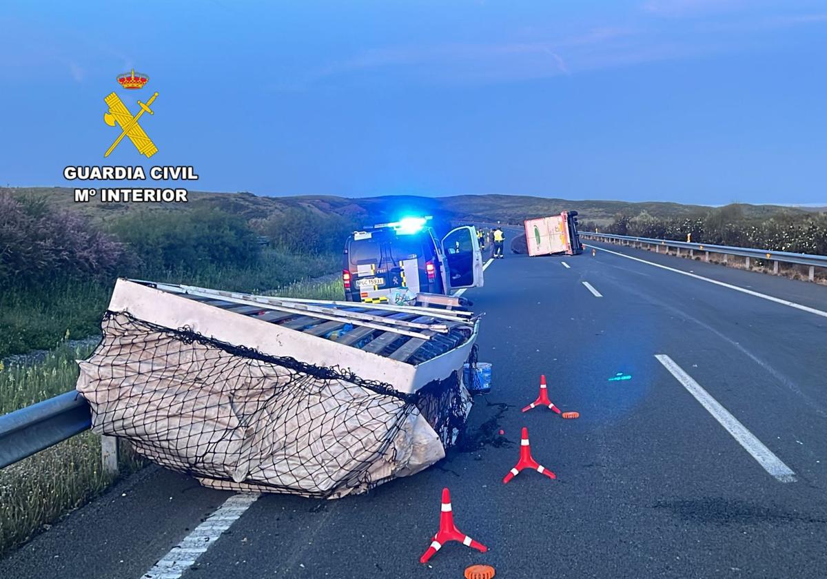 El remolque, en primer plano, se ha desenganchado del furgón tras el accidente.