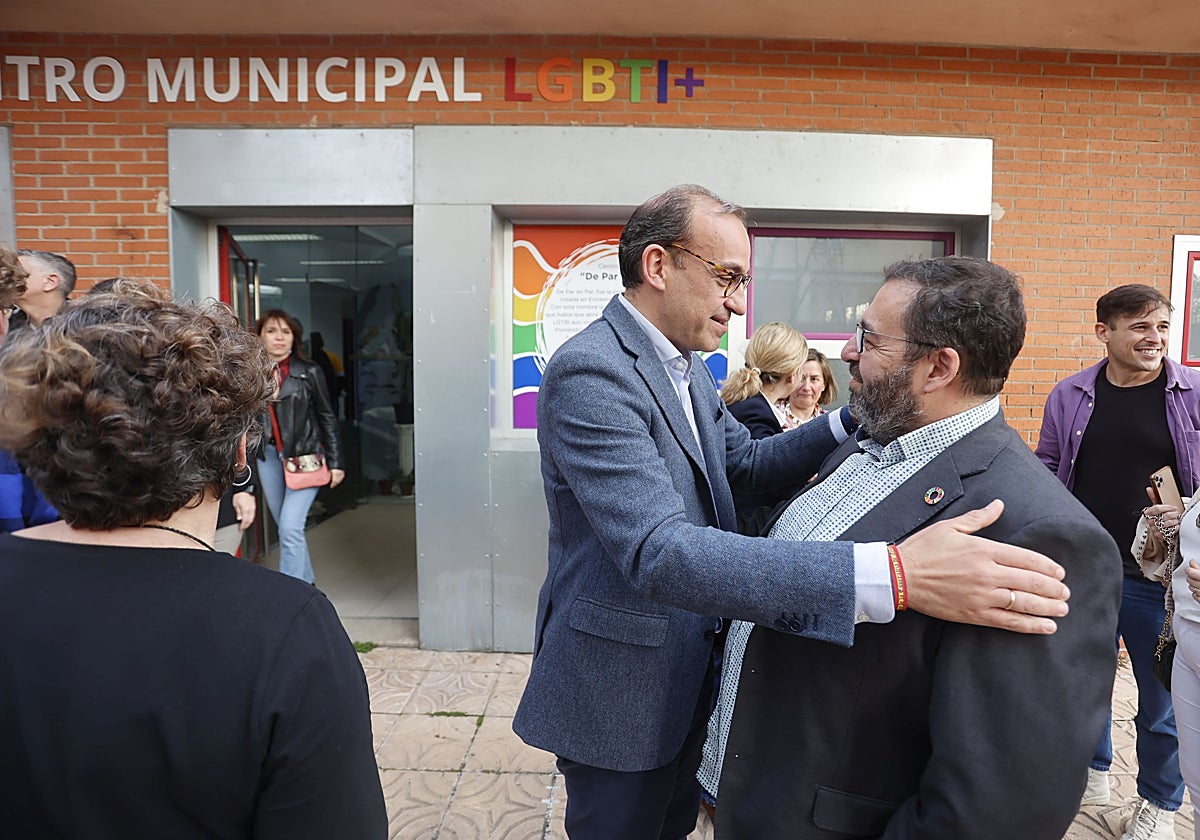 Rafael Mateos y José María Núñez en la inauguración del centro municipal LGTBI este jueves.