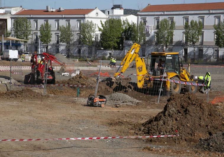 Una excavadora y un camión trabajando ayer en el solar del parque del antiguo Hernán Cortés.