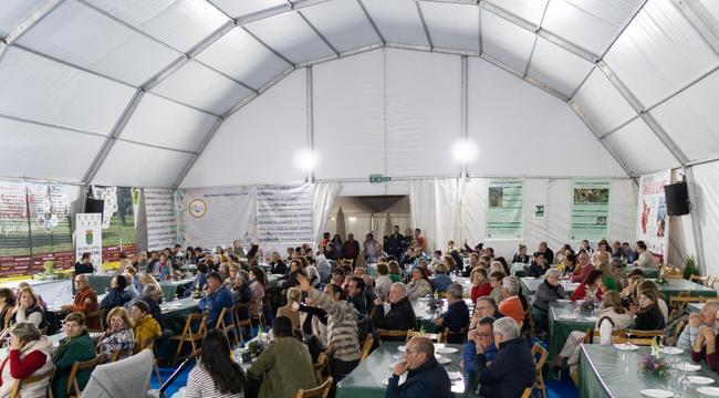 Comensales en la última feria de Alconchel.