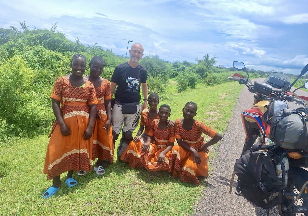 Fabián Sánchez, en Malaui con un grupo de jóvenes locales. «Ha sido increíble conocer África y sus gentes», asegura el motero.