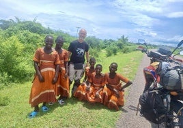 Fabián Sánchez, en Malaui con un grupo de jóvenes locales. «Ha sido increíble conocer África y sus gentes», asegura el motero.