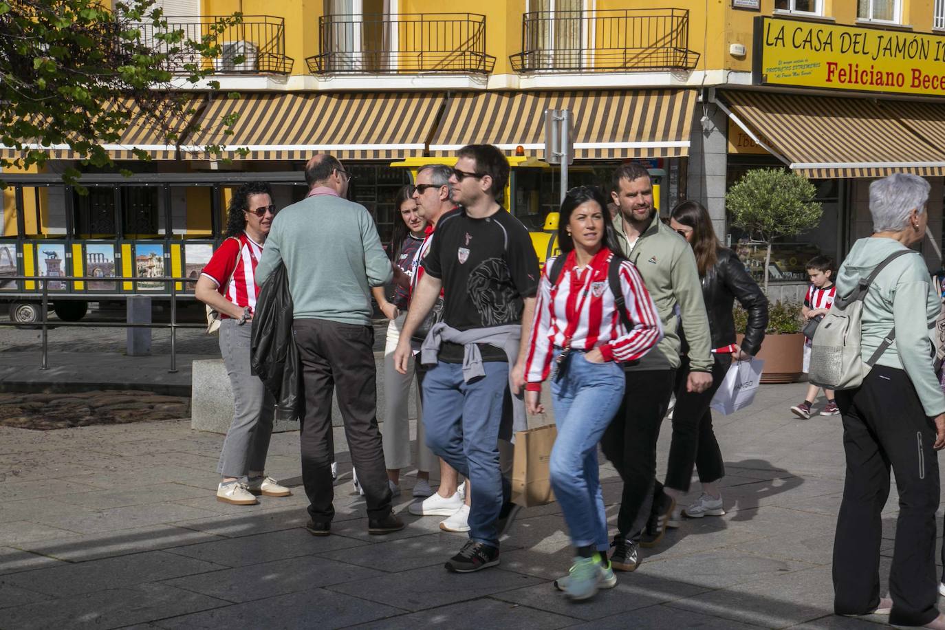 Aficionados de Bilbao en las calles de Mérida. 