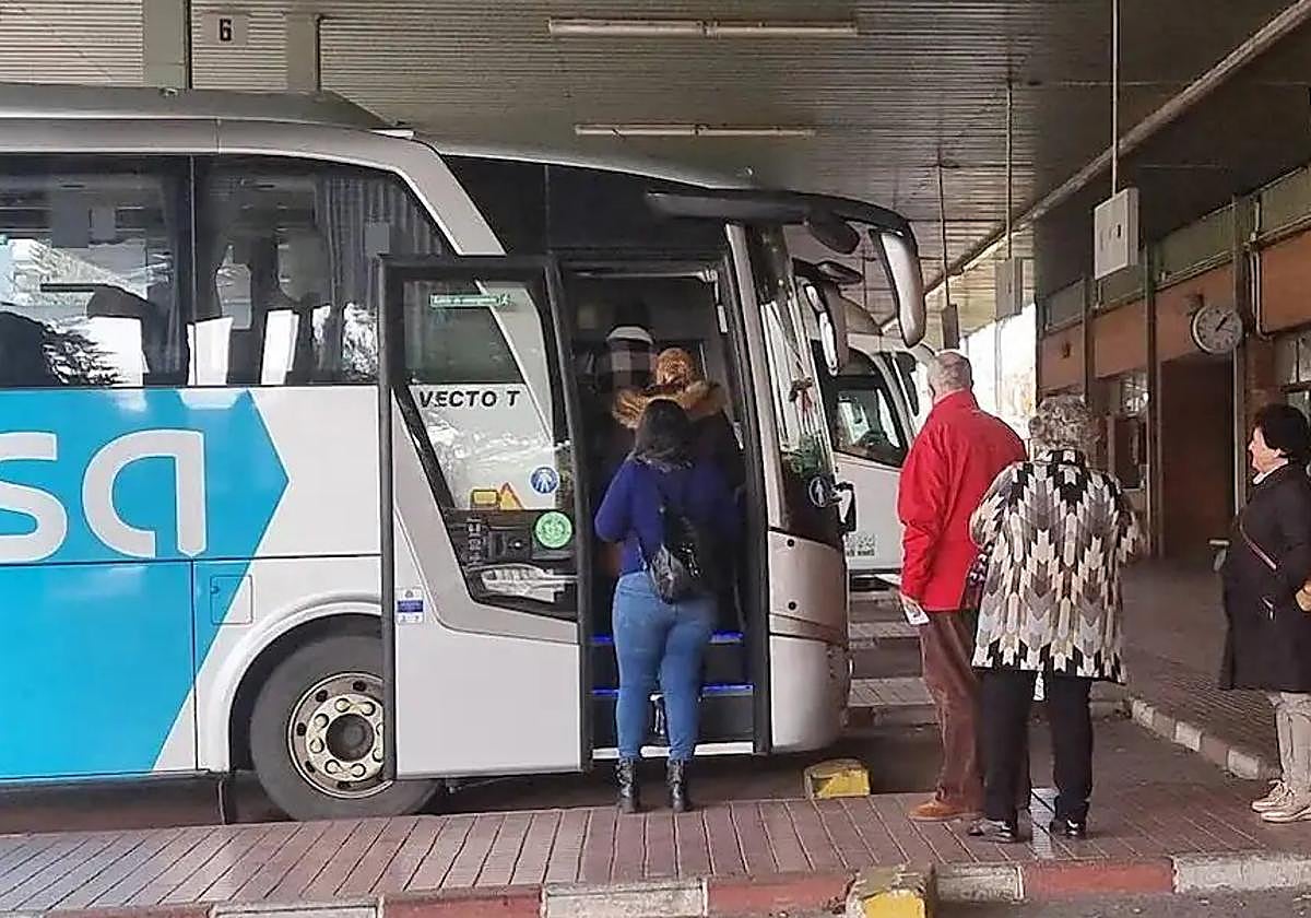 Usuarios de autobús en la estación de Mérida.