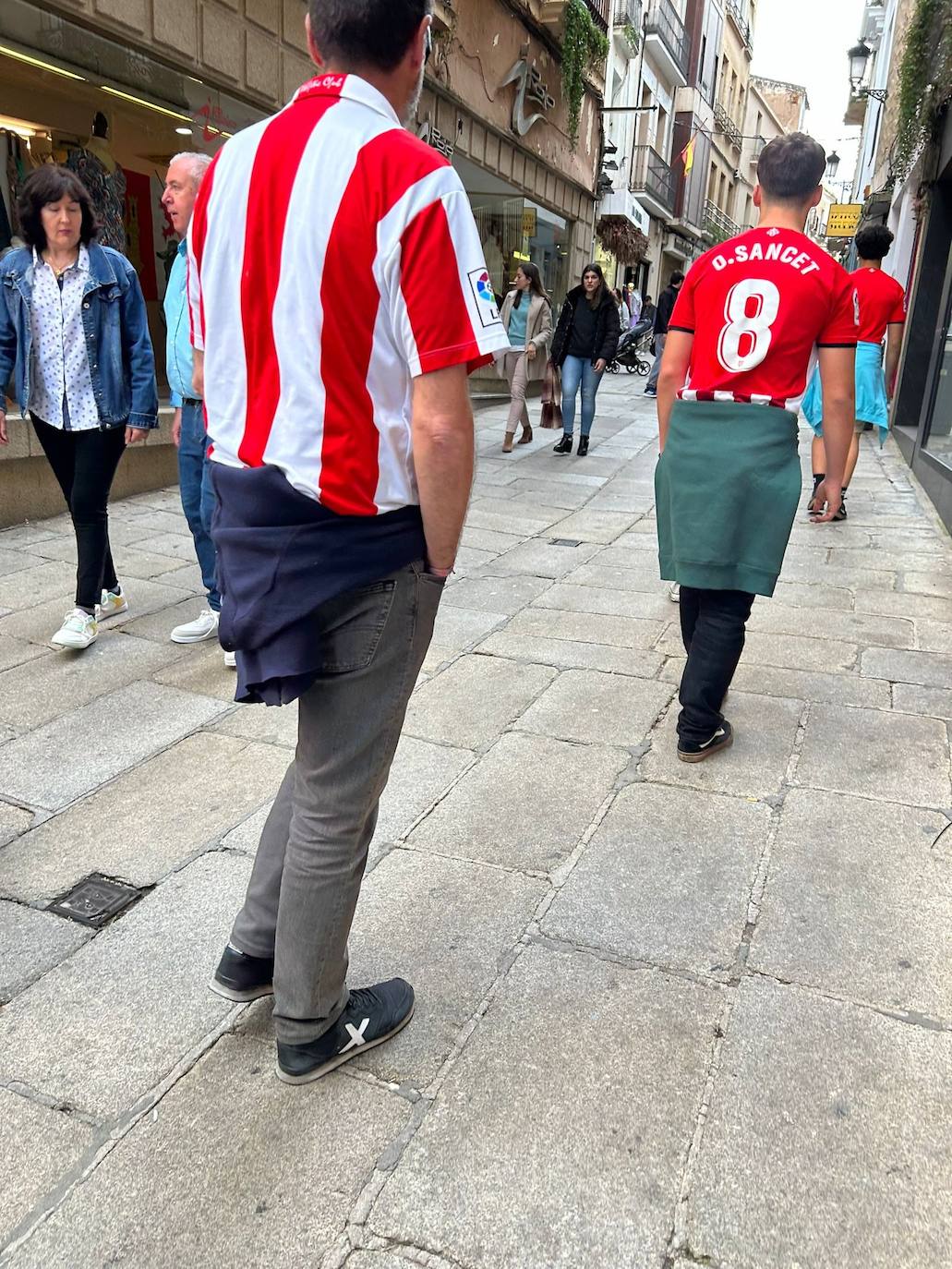 Hinchas del Atleti de Bilbao en el centro de Cáceres. 