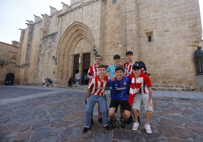 Foro de jóvenes aficionados rojiblancos delante de la concatedral de Santa María en Cáceres.