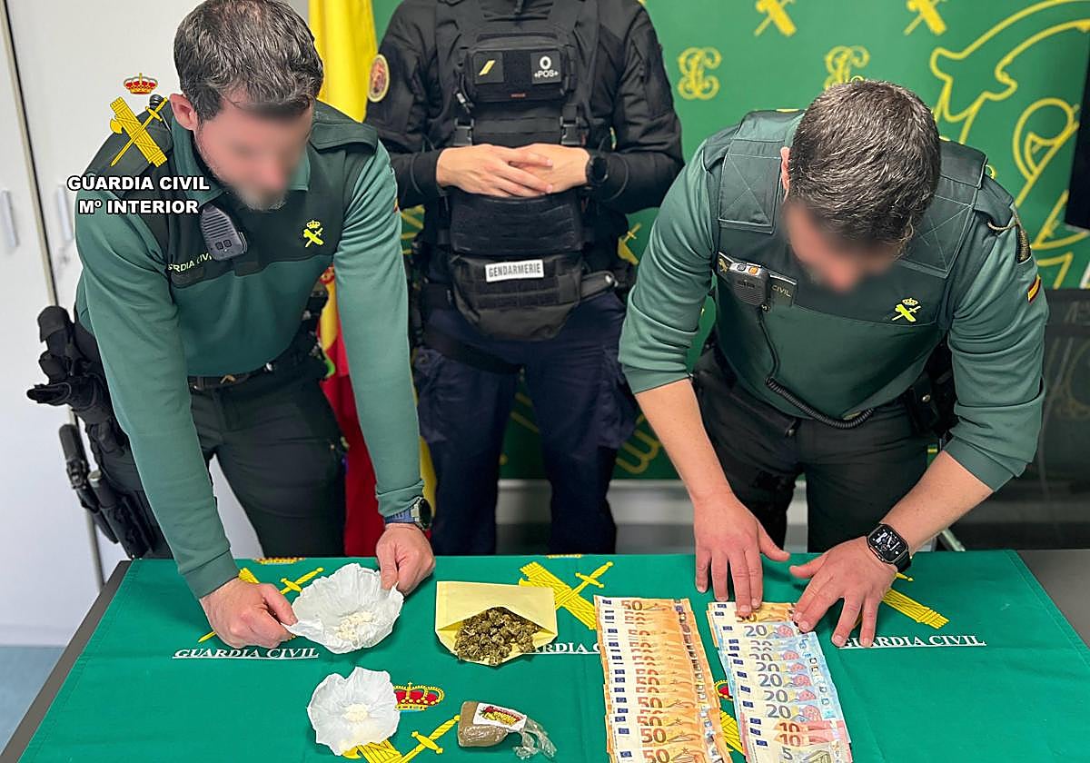 Droga y dinero intervenido al hombre de 30 años en una estación de servicio de Casar de Cáceres.