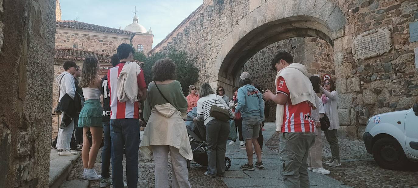 Hinchas del Atleti de Bilbao en el centro de Cáceres. 