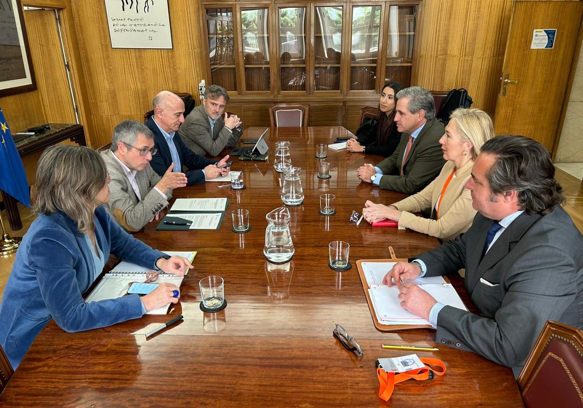 Reunión entre el secretario de Estado de Medio Ambiente del Ministerio para la Transición Ecológica y el Reto Demográfico, Hugo Morán, y el consejero de Gestión Forestal y Mundo Rural, Ignacio Higuero.