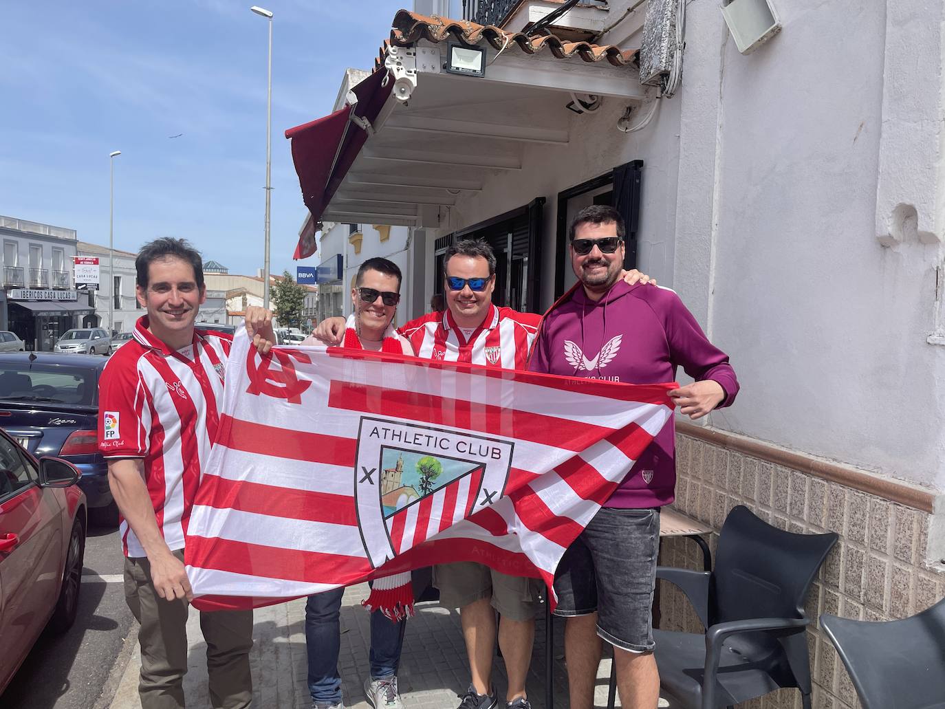 Grupo de amigos de Bilbao en un bar de Monesterio horas antes del partido. Se alojan en una casa rural de Fuentes de León porque encontrar alojamiento en Sevilla es imposible.