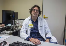 Jorge Muñoz, facultativo especialista en Oncología Médica en el SES que trata tumores digestivos en el Hospital San Pedro de Alcántara de Cáceres.