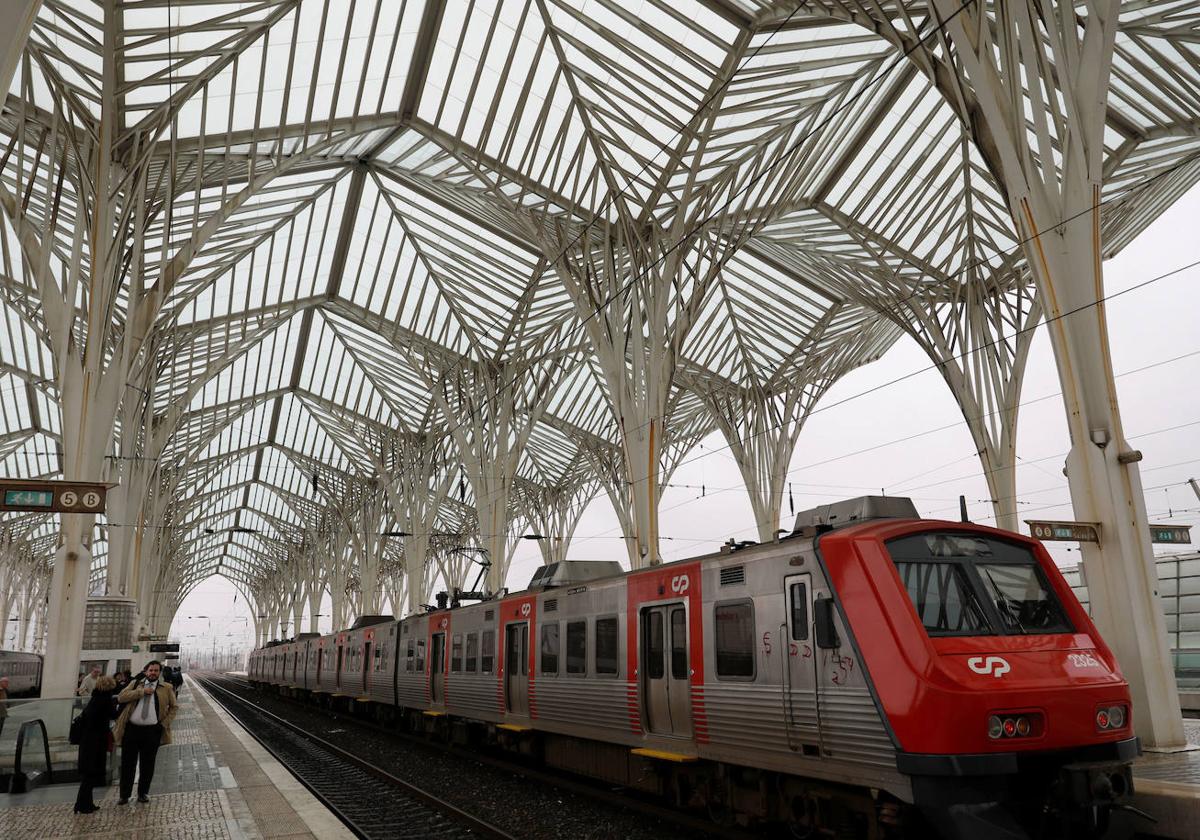 Pasajeros esperando la llegada de un tren en la estación de Oriente en Lisboa.