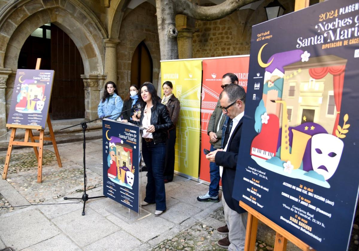 Un momento de la presentación del programa cultural Noches de Santa María de la Diputación.