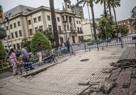 Los daños que ha sufrido la avenida de Huelva.
