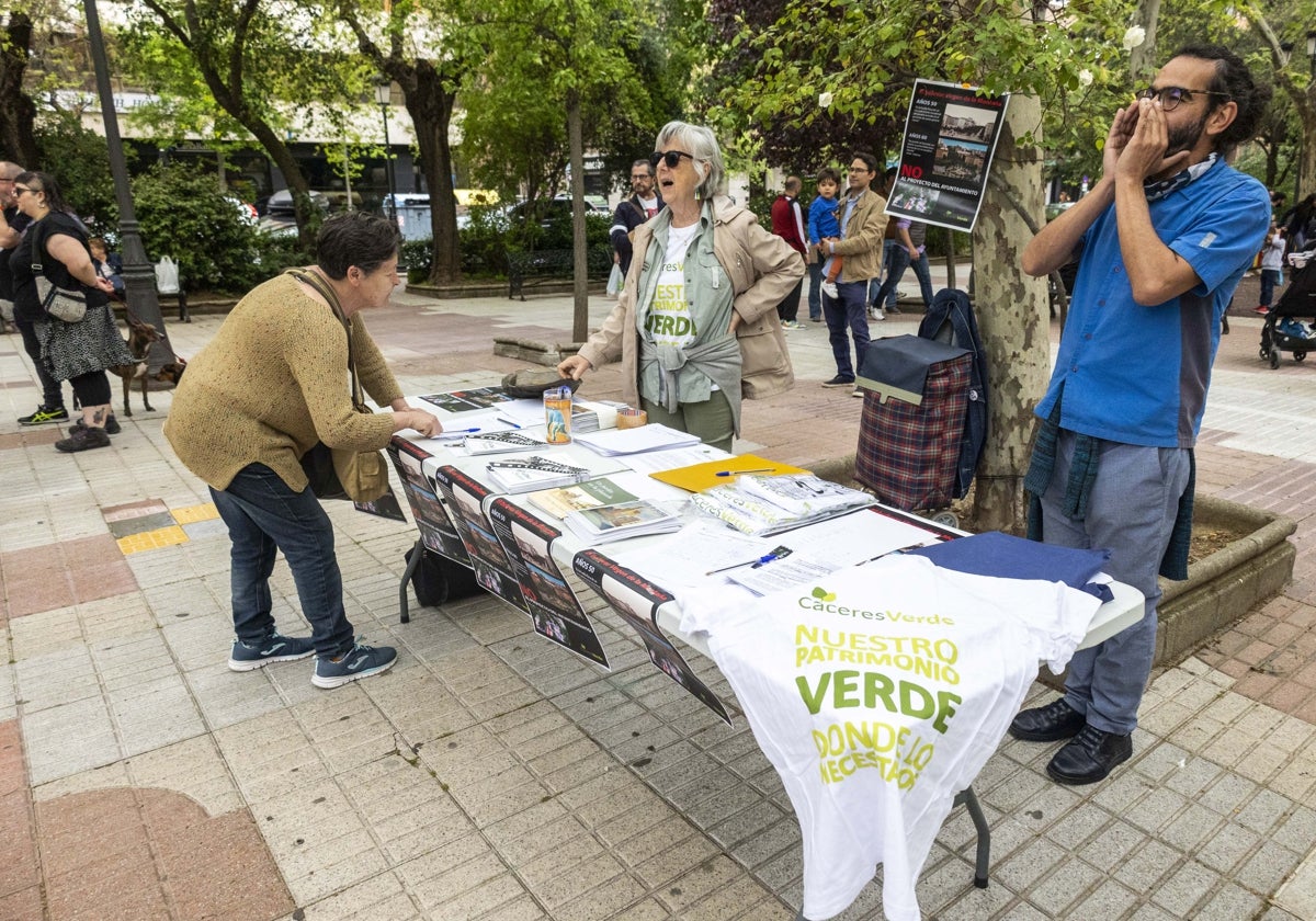 Mesa de recogida de firmas contra la desaparición del paseo central de la avenida.