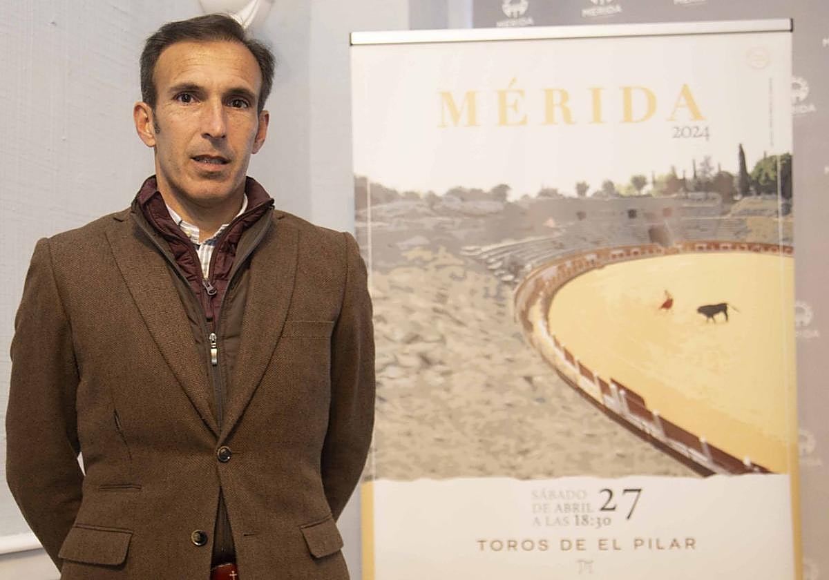 José Luis Pereda, con el cartel del 27 de abril para Mérida.