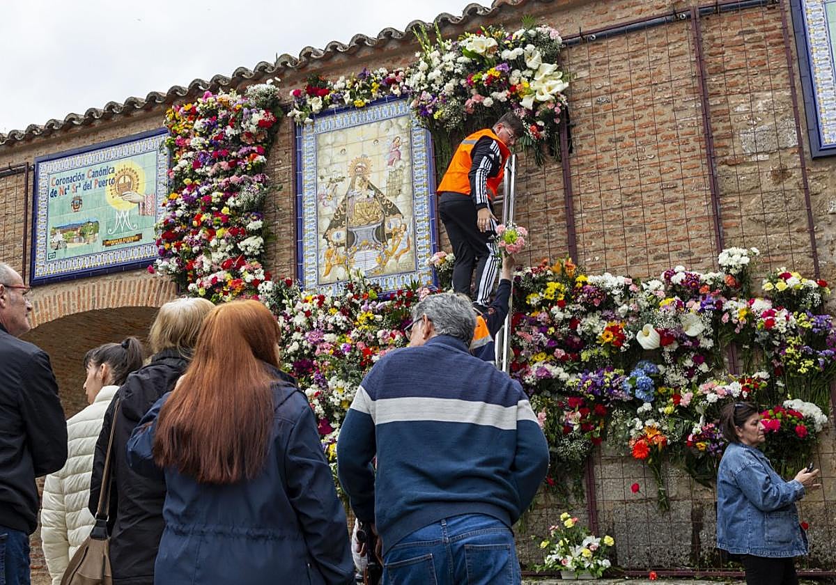 Cientos de placentinos en la ofrenda floral a la Virgen