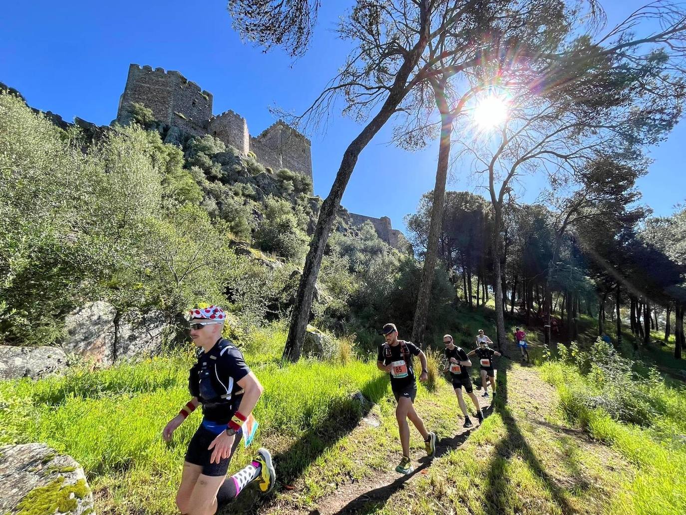 Corredores con el Castillo de Luna de fondo