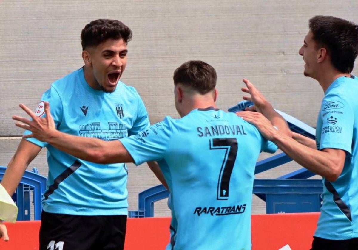 Mizzian celebra el segundo gol del Mérida junto al autor del primero, Sandoval.