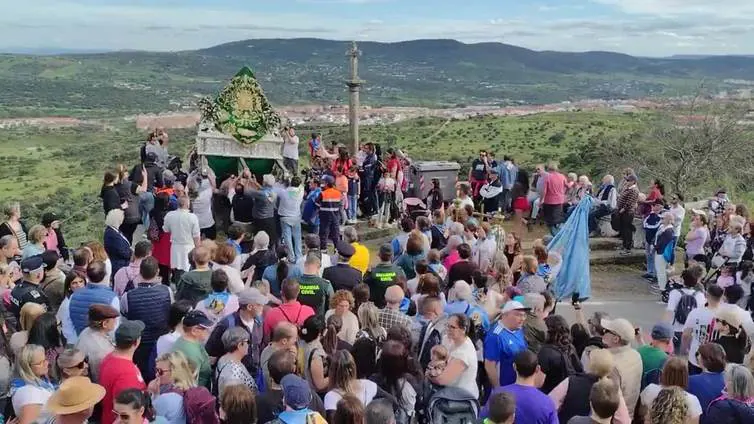 La Virgen del Puerto se presenta por primera vez en 72 años sin corona ante sus devotas