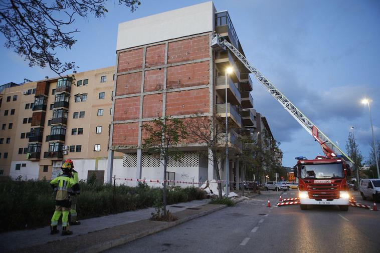 Derrumbe de una fachada en Nuevo Cáceres: «Me han dicho que no me quede esta noche en casa»