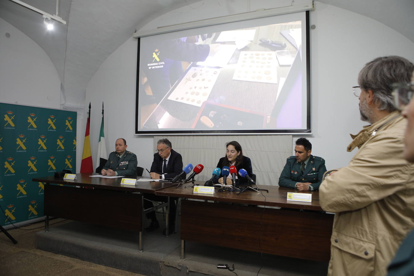 Imágenes (I) de las piezas arquelógicas recuperadas por la Guardia Civil