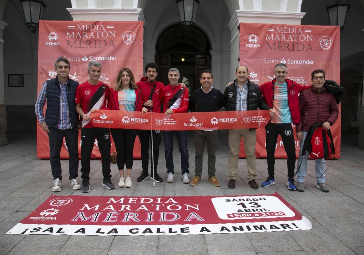 Presentación de la media maratón con miembros de Atletas Populares de Mérida, organizadores.